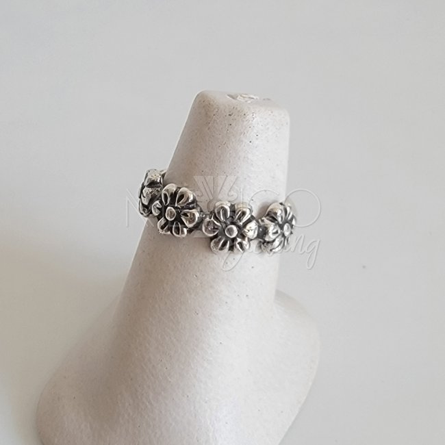 Cute Sterling Silver Daisies Ring