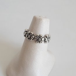 Cute Sterling Silver Daisies Ring