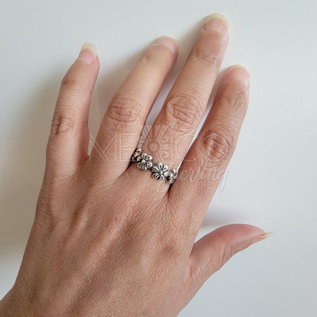 Cute Sterling Silver Daisies Ring